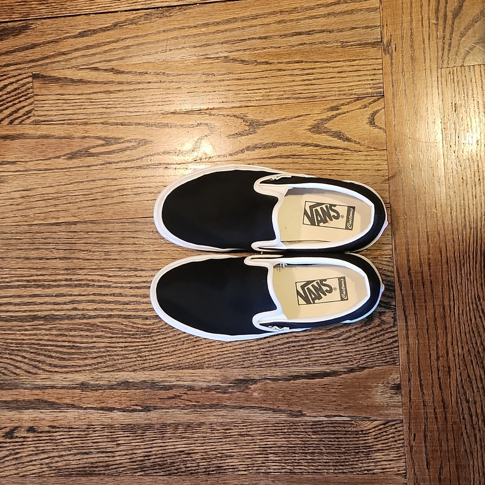 Like new VANS classics black and white with rose detail size men's 4.5